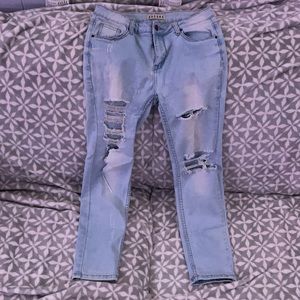 Light jeans with holes.! Stretchy and comfy